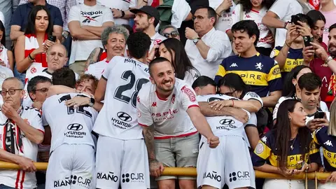 El empate ante el Andorra (1-1) devuelve a la Cultural Leonesa al fútbol profesional en una jornada inolvidable para la ciudad y su afición, que celebra el regreso a Segunda División tras años de lucha. Fotos: Campillo