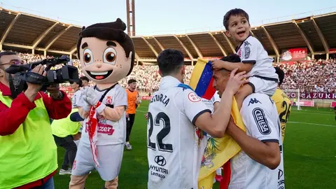 El empate ante el Andorra (1-1) devuelve a la Cultural Leonesa al fútbol profesional en una jornada inolvidable para la ciudad y su afición, que celebra el regreso a Segunda División tras años de lucha. Fotos: Campillo