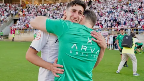 El empate ante el Andorra (1-1) devuelve a la Cultural Leonesa al fútbol profesional en una jornada inolvidable para la ciudad y su afición, que celebra el regreso a Segunda División tras años de lucha. Fotos: Campillo