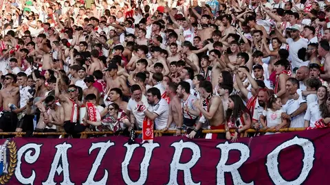 El empate ante el Andorra (1-1) devuelve a la Cultural Leonesa al fútbol profesional en una jornada inolvidable para la ciudad y su afición, que celebra el regreso a Segunda División tras años de lucha. Fotos: Campillo