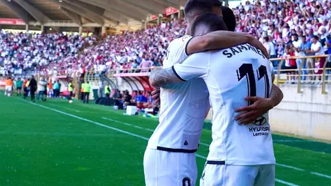 El empate ante el Andorra (1-1) devuelve a la Cultural Leonesa al fútbol profesional en una jornada inolvidable para la ciudad y su afición, que celebra el regreso a Segunda División tras años de lucha. Fotos: Campillo