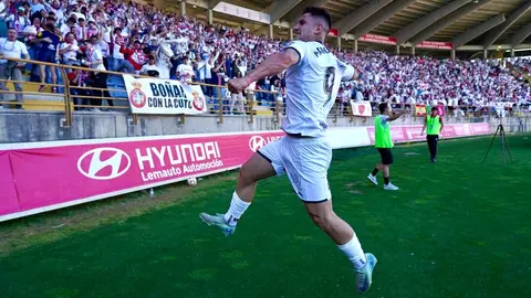 El empate ante el Andorra (1-1) devuelve a la Cultural Leonesa al fútbol profesional en una jornada inolvidable para la ciudad y su afición, que celebra el regreso a Segunda División tras años de lucha. Fotos: Campillo