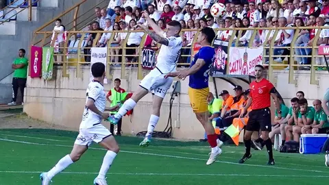 El empate ante el Andorra (1-1) devuelve a la Cultural Leonesa al fútbol profesional en una jornada inolvidable para la ciudad y su afición, que celebra el regreso a Segunda División tras años de lucha. Fotos: Campillo