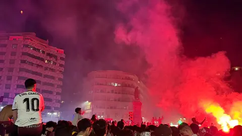 La plantilla celebra por todo lo alto su gesta histórica: autobús descapotado, marea de aficionados y baño de los bomberos en una jornada que quedará grabada en la memoria colectiva