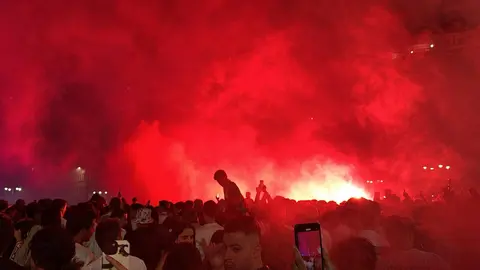 La plantilla celebra por todo lo alto su gesta histórica: autobús descapotado, marea de aficionados y baño de los bomberos en una jornada que quedará grabada en la memoria colectiva