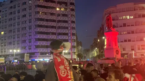 La plantilla celebra por todo lo alto su gesta histórica: autobús descapotado, marea de aficionados y baño de los bomberos en una jornada que quedará grabada en la memoria colectiva