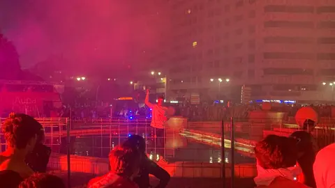 La plantilla celebra por todo lo alto su gesta histórica: autobús descapotado, marea de aficionados y baño de los bomberos en una jornada que quedará grabada en la memoria colectiva