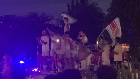 La plantilla celebra por todo lo alto su gesta histórica: autobús descapotado, marea de aficionados y baño de los bomberos en una jornada que quedará grabada en la memoria colectiva