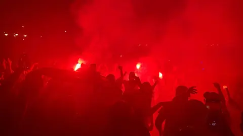 La plantilla celebra por todo lo alto su gesta histórica: autobús descapotado, marea de aficionados y baño de los bomberos en una jornada que quedará grabada en la memoria colectiva