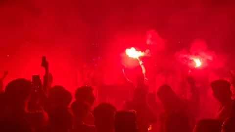 La plantilla celebra por todo lo alto su gesta histórica: autobús descapotado, marea de aficionados y baño de los bomberos en una jornada que quedará grabada en la memoria colectiva