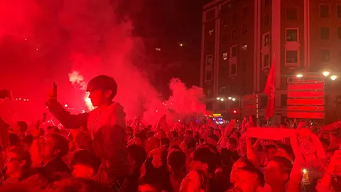La plantilla celebra por todo lo alto su gesta histórica: autobús descapotado, marea de aficionados y baño de los bomberos en una jornada que quedará grabada en la memoria colectiva