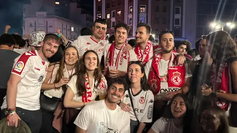 La plantilla celebra por todo lo alto su gesta histórica: autobús descapotado, marea de aficionados y baño de los bomberos en una jornada que quedará grabada en la memoria colectiva