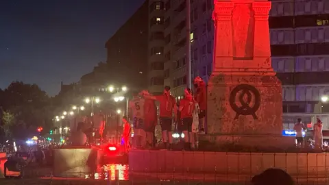 La plantilla celebra por todo lo alto su gesta histórica: autobús descapotado, marea de aficionados y baño de los bomberos en una jornada que quedará grabada en la memoria colectiva