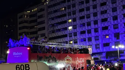 La plantilla celebra por todo lo alto su gesta histórica: autobús descapotado, marea de aficionados y baño de los bomberos en una jornada que quedará grabada en la memoria colectiva
