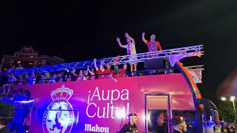 La plantilla celebra por todo lo alto su gesta histórica: autobús descapotado, marea de aficionados y baño de los bomberos en una jornada que quedará grabada en la memoria colectiva