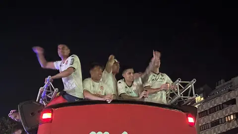 La plantilla celebra por todo lo alto su gesta histórica: autobús descapotado, marea de aficionados y baño de los bomberos en una jornada que quedará grabada en la memoria colectiva