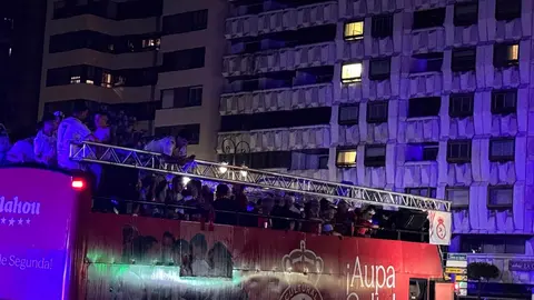 La plantilla celebra por todo lo alto su gesta histórica: autobús descapotado, marea de aficionados y baño de los bomberos en una jornada que quedará grabada en la memoria colectiva