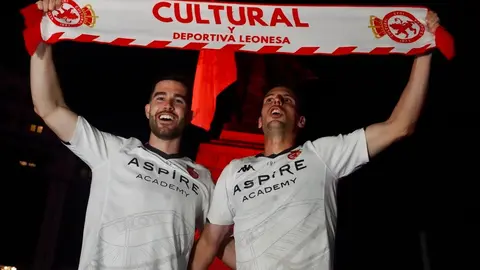 Celebración del ascenso de la Cultural y Deportiva Leonesa en la fuente de Guzmán. Foto: Campillo