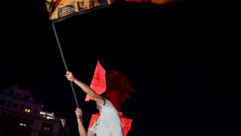 Celebración del ascenso de la Cultural y Deportiva Leonesa en la fuente de Guzmán. Foto: Campillo
