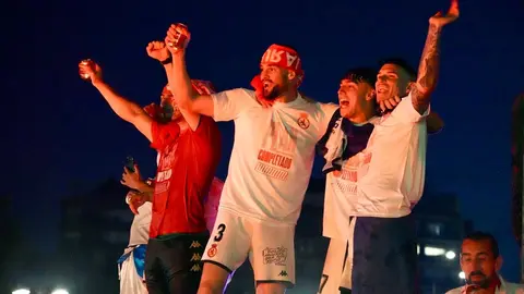 Celebración del ascenso de la Cultural y Deportiva Leonesa en la fuente de Guzmán. Foto: Campillo