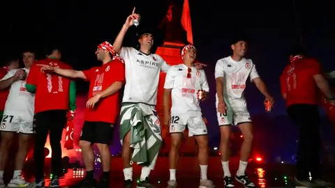 Celebración del ascenso de la Cultural y Deportiva Leonesa en la fuente de Guzmán. Foto: Campillo