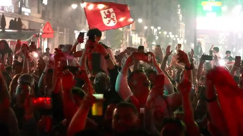 Celebración del ascenso de la Cultural y Deportiva Leonesa en la fuente de Guzmán