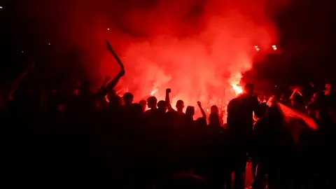 Celebración del ascenso de la Cultural y Deportiva Leonesa en la fuente de Guzmán. Foto: Campillo