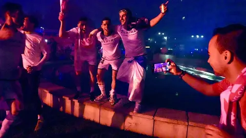 Celebración del ascenso de la Cultural y Deportiva Leonesa en la fuente de Guzmán. Foto: Campillo
