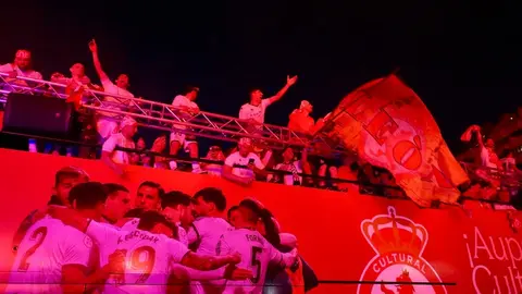 Celebración del ascenso de la Cultural y Deportiva Leonesa en la fuente de Guzmán. Foto: Campillo