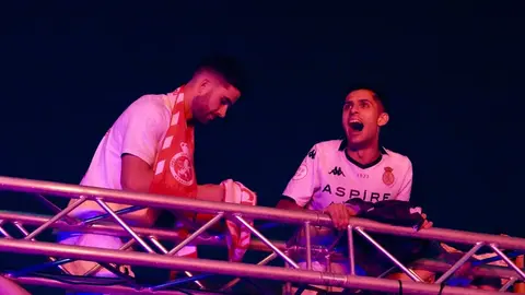 Celebración del ascenso de la Cultural y Deportiva Leonesa en la fuente de Guzmán. Foto: Campillo