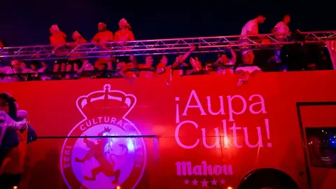 Celebración del ascenso de la Cultural y Deportiva Leonesa en la fuente de Guzmán