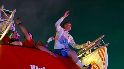 Celebración del ascenso de la Cultural y Deportiva Leonesa en la fuente de Guzmán