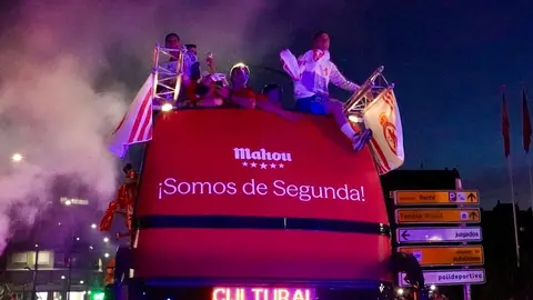 Celebración del ascenso de la Cultural y Deportiva Leonesa en la fuente de Guzmán. Foto: Campillo