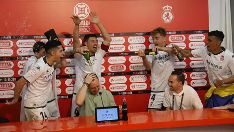 La canción de Luck Ra se convirtió en el motor anímico del vestuario y el símbolo festivo de una temporada histórica para la Cultural. Foto: Isaac Llamazares