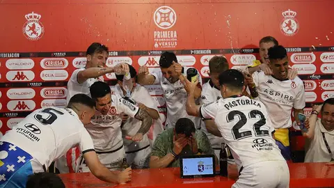 La canción de Luck Ra se convirtió en el motor anímico del vestuario y el símbolo festivo de una temporada histórica para la Cultural. Foto: Isaac Llamazares