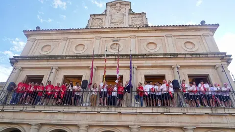 El Ayuntamiento recibe a jugadores, técnicos y directiva en una emotiva celebración donde no faltaron los vítores, la música y el agradecimiento eterno a una afición que nunca dejó de creer. Fotos: Campillo