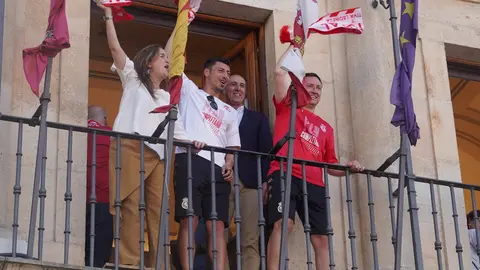 El Ayuntamiento recibe a jugadores, técnicos y directiva en una emotiva celebración donde no faltaron los vítores, la música y el agradecimiento eterno a una afición que nunca dejó de creer. Fotos: Campillo