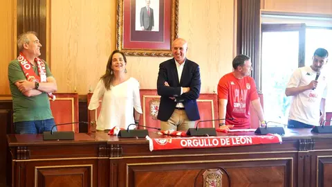 El Ayuntamiento recibe a jugadores, técnicos y directiva en una emotiva celebración donde no faltaron los vítores, la música y el agradecimiento eterno a una afición que nunca dejó de creer. Fotos: Campillo