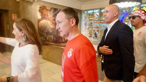 El Ayuntamiento recibe a jugadores, técnicos y directiva en una emotiva celebración donde no faltaron los vítores, la música y el agradecimiento eterno a una afición que nunca dejó de creer. Fotos: Campillo