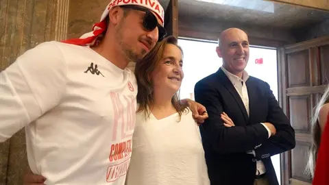 El Ayuntamiento recibe a jugadores, técnicos y directiva en una emotiva celebración donde no faltaron los vítores, la música y el agradecimiento eterno a una afición que nunca dejó de creer. Fotos: Campillo