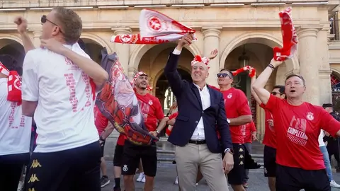 El Ayuntamiento recibe a jugadores, técnicos y directiva en una emotiva celebración donde no faltaron los vítores, la música y el agradecimiento eterno a una afición que nunca dejó de creer. Fotos: Campillo