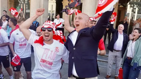 El Ayuntamiento recibe a jugadores, técnicos y directiva en una emotiva celebración donde no faltaron los vítores, la música y el agradecimiento eterno a una afición que nunca dejó de creer. Fotos: Campillo