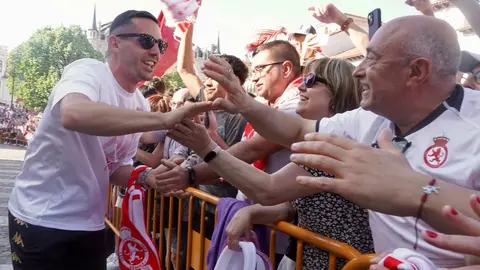 El Ayuntamiento recibe a jugadores, técnicos y directiva en una emotiva celebración donde no faltaron los vítores, la música y el agradecimiento eterno a una afición que nunca dejó de creer. Fotos: Campillo