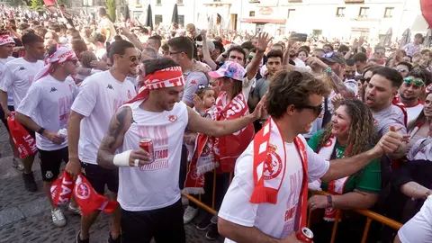 El Ayuntamiento recibe a jugadores, técnicos y directiva en una emotiva celebración donde no faltaron los vítores, la música y el agradecimiento eterno a una afición que nunca dejó de creer. Fotos: Campillo