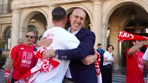 El Ayuntamiento recibe a jugadores, técnicos y directiva en una emotiva celebración donde no faltaron los vítores, la música y el agradecimiento eterno a una afición que nunca dejó de creer. Fotos: Campillo
