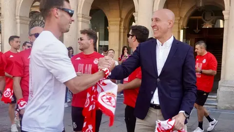 El Ayuntamiento recibe a jugadores, técnicos y directiva en una emotiva celebración donde no faltaron los vítores, la música y el agradecimiento eterno a una afición que nunca dejó de creer. Fotos: Campillo
