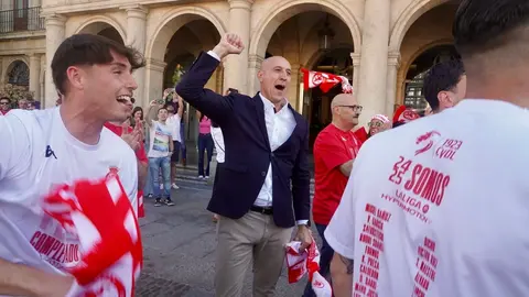 El Ayuntamiento recibe a jugadores, técnicos y directiva en una emotiva celebración donde no faltaron los vítores, la música y el agradecimiento eterno a una afición que nunca dejó de creer. Fotos: Campillo