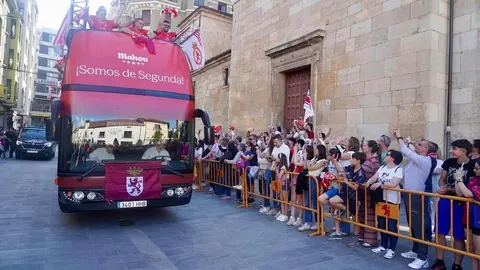 El Ayuntamiento recibe a jugadores, técnicos y directiva en una emotiva celebración donde no faltaron los vítores, la música y el agradecimiento eterno a una afición que nunca dejó de creer. Fotos: Campillo