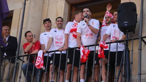 El Ayuntamiento recibe a jugadores, técnicos y directiva en una emotiva celebración donde no faltaron los vítores, la música y el agradecimiento eterno a una afición que nunca dejó de creer. Fotos: Isaac Llamazares