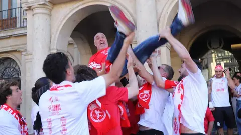 El Ayuntamiento recibe a jugadores, técnicos y directiva en una emotiva celebración donde no faltaron los vítores, la música y el agradecimiento eterno a una afición que nunca dejó de creer. Fotos: Isaac Llamazares